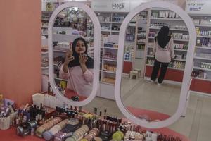 Produk kosmetik wajib bersertifikat halal pada Oktober 2026