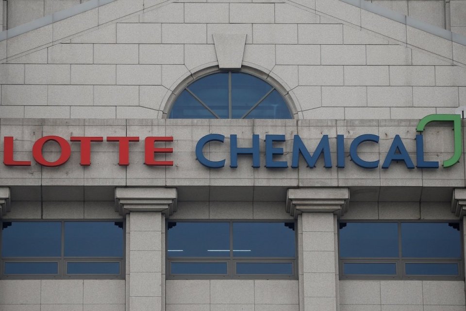 Logo Lotte Chemical di Seoul, Korea Selatan. 