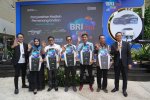 Para pemenang BRImo FSTVL 2024 menerima hadiah utama dari BRI, sebagai bentuk apresiasi atas loyalitas dan partisipasi aktif mereka dalam penggunaan l