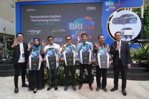Para pemenang BRImo FSTVL 2024 menerima hadiah utama dari BRI, sebagai bentuk apresiasi atas loyalitas dan partisipasi aktif mereka dalam penggunaan l