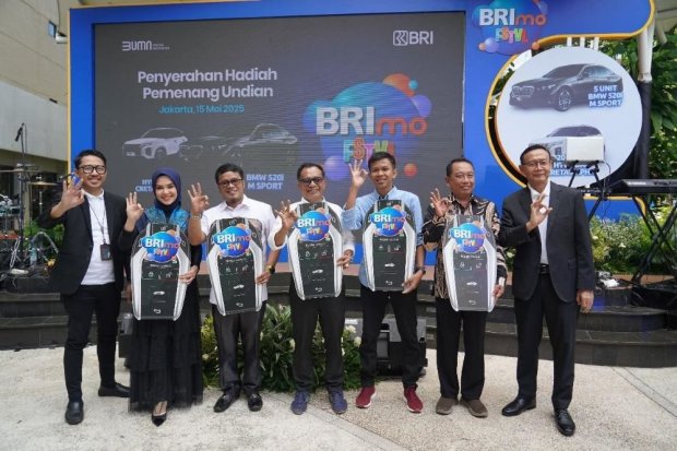 Para pemenang BRImo FSTVL 2024 menerima hadiah utama dari BRI, sebagai bentuk apresiasi atas loyalitas dan partisipasi aktif mereka dalam penggunaan l