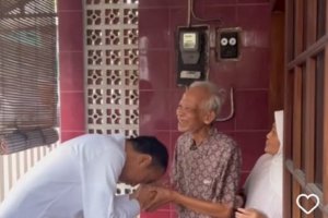 Presiden Ke-7 Joko Widodo menyambangi dosennya di UGM, Kasmudjo pada Selasa (13/5).