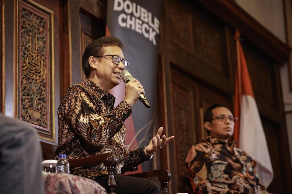 Menteri Kesehatan Budi Gunadi Sadikin (kiri) bersama Kepala Kantor Komunikasi Kepresidenan (PCO) Hasan Nasbi (kanan) menyampaikan paparan saat menjadi pembicara pada diskusi Double Check di Jakarta, Sabtu (17/5/2025). 