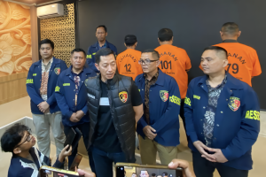 Dirkrimum Polda Banten Kombes Pol Dian Setyawan (tengah) memberikan keterangan pers terkait penetapan tiga tersangka dugaan minta proyek Rp 5 triliun 