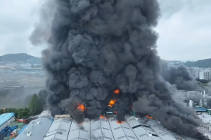 Pabrik milik produsen ban terbesar kedua di Korea Selatan, Kumho Tire terbakar pada Sabtu pagi (17/5) waktu setempat