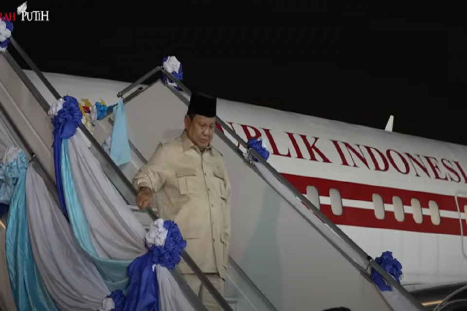Presiden Prabowo Subianto saat tiba di Bandara Don Mueang, Bangkok, Thailand, Sabtu (17/5). Foto: Youtube/Sekretariat Presiden