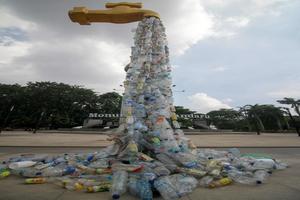 Aksi kritisi sampah plastik untuk bahan bakar produksi tahu