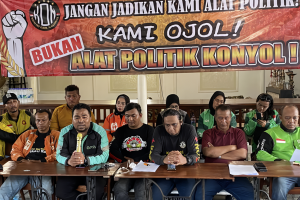 Para anggota Koalisi Ojol Nasional (KON) saat memberikan keputusan terkait aksi unjuk rasa ojol di Jakarta, Senin (19/5/2025). 
