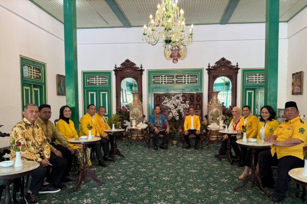 Ketua Umum Partai Golkar Bahlil Lahadalia bertemu Gubernur Daerah Istimewa Yogyakarta (DIY) Sri Sultan Hamengku Buwono X, Minggu, 18 Mei 2025.\