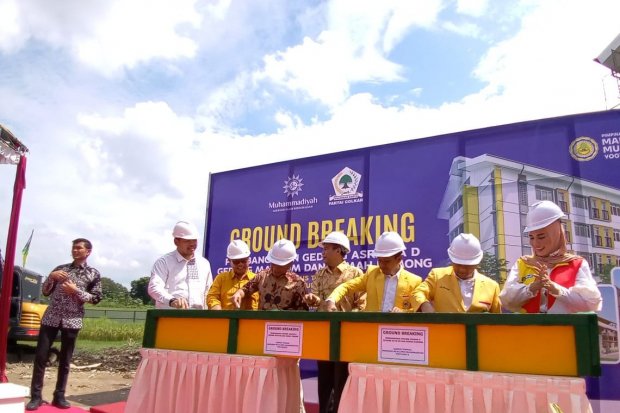 Ketua Umum Partai Golkar Bahlil Lahadalia, menghadiri acara peletakan batu pertama pembangunan gedung asrama putra di Madrasah Muallimin Muhammadiyah, Sedayu, Yogyakarta, Minggu (18/5/2025). 