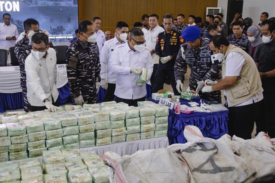 Wakil Kepala Staf TNI Angkatan Laut (Wakasal) Laksamana Madya TNI Erwin S Aldedharma (ketiga kiri) bersama Sekretaris Utama BNN RI Brigjen Pol Tantan Sulistyana (keempat kiri) dan Wakil Gubernur Kepulauan Riau Nyanyang Haris Pratamura (tengah) menyaksikan