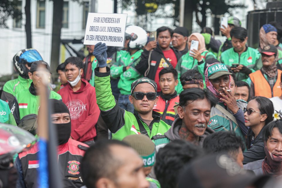 Sejumlah pengemudi ojek online (ojol) melakukan aksi demonstrasi di kawasan Patung Kuda, Monas, Jakarta Pusat, Selasa (20/5/2025). 