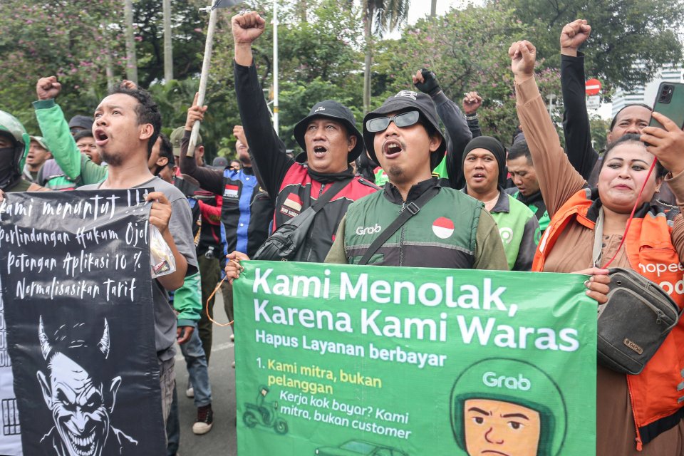 Sejumlah pengemudi ojek online (ojol) melakukan aksi demonstrasi di kawasan Patung Kuda, Monas, Jakarta Pusat, Selasa (20/5/2025). Dalam aksi ini mereka mendesak pemerintah agar memberikan sanksi tegas kepada perusahaan aplikasi yang melanggar peraturan b