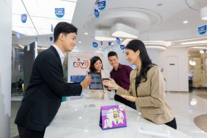 Karyawan Bank Raya sedang melayani nasabah.