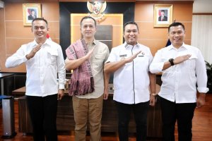 Menteri Transmigrasi Iftitah Sulaiman (kedua dari kiri) dan Bupati TTU, Yosep Falentinus Delasalle Kebo (ketiga dari kiri) berfoto usai membahas poten