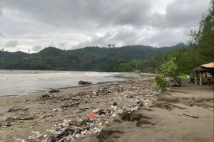 Sampah di pantai Tulungagung