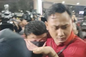 Tersangka Iwan Setiawan Lukminto (ISL) selaku Direktur Utama PT Sritex Tahun 2005-2022 (tengah) dibawa oleh penyidik menuju mobil tahanan di Gedung Ba