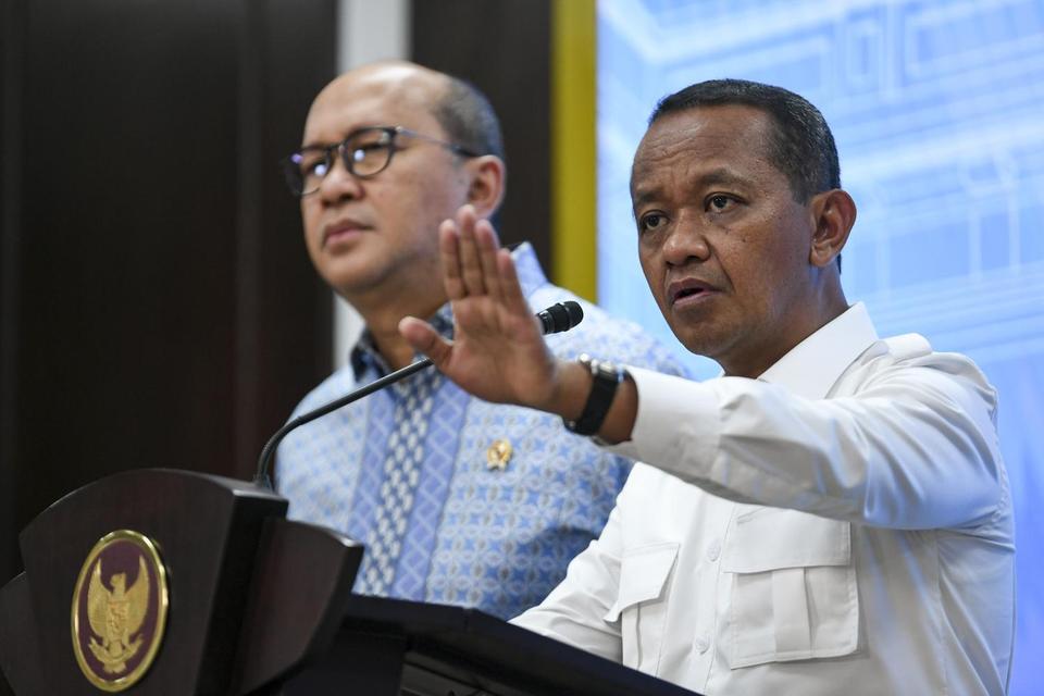 Menteri ESDM Bahlil Lahadalia (kanan) bersama Menteri Investasi/Kepala BPKM Rosan Roeslani memberikan keterangan pers usai mengikuti rapat terbatas dengan Presiden Prabowo Subianto di Kantor Presiden, Jakarta, Kamis (22/5/2025). Rapat terbatas tersebut me