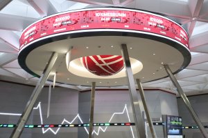 Ilustrasi Bursa Efek Indonesia (BEI) dan Indeks Harga Saham Gabungan (IHSG) (Foto: Katadata/Fauza Syahputra)