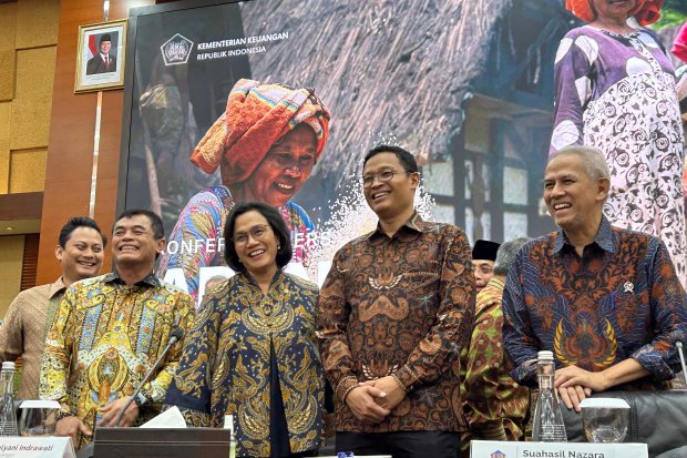 Menteri Keuangan Sri Mulyani bersama Dirjen Pajak Bimo Wiajayanto dan Dirjen Bea Cukai Djaka Budi Utama saat konferensi pers APBN Kita di Jakarta, Jum