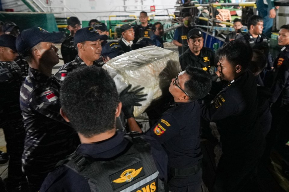 Petugas gabungan mengamankan kotak berisi narkotika dari dalam Kapal KM MT Sea Dragon Tarawa di Dermaga Bea Cukai, Tanjung Uncang, Kota Batam, Kepulauan Riau, Rabu (21/5/2025). Tim gabungan dari Badan Narkotika Nasional (BNN), TNI Angkatan Laut dan Bea Cu