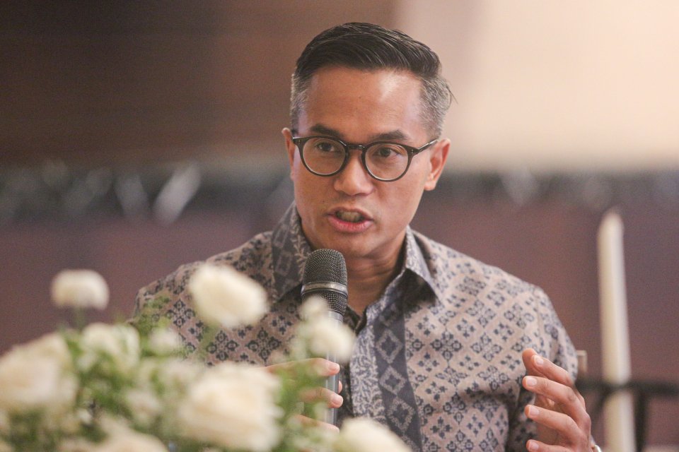 Ketua Umum Kamar Dagang dan Industri (Kadin) Indonesia, Anindya Novyan Bakrie menyampaikan sambutan pada acara World Economic Forum (WEF) Indonesian CEO Dinner 2025 di Jakarta, Jumat (23/5/2025).