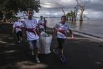 Aksi bersih-bersih sampah di Pantai Kastela Ternate