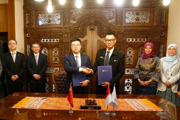 Direktur Utama PLN, Darmawan Prasodjo (ketiga dari kanan), bersama Chairman of China Export Import Bank (CEXIM), Chen Huaiyu (ketiga dari kiri), berja
