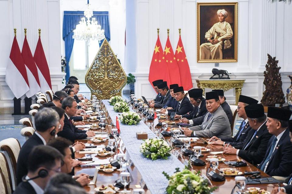 Presiden Prabowo Subianto (keempat kanan) dan Perdana Menteri China Li Qiang (kelima kiri) bersama jajaran menteri kedua negara melakukan pertemuan bilateral di Istana Merdeka, Jakarta, Minggu (25/5/2025).