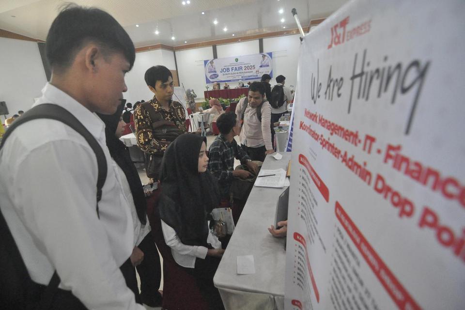 lowongan kerja, badai phk, survei bi