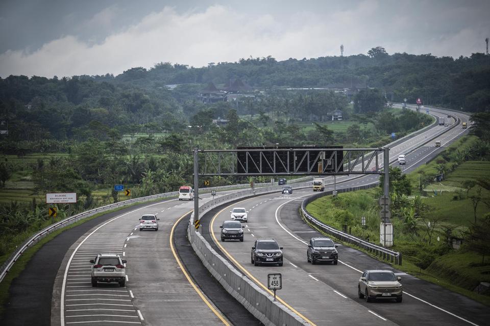 Sejumlah kendaraan melintas di Jalan Tol Semarang-Solo, Pabelan, Kabupaten Semarang, Jawa Tengah, Senin (26/5/2025). Pemerintah akan memberikan potongan tarif tol dengan target sekitar 110 juta pengendara yang berlaku pada Juni-Juli 2025 sebagai bagian da