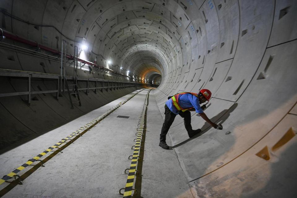 Pekerja memeriksa bangunan terowongan MRT Fase 2A Stasiun MRT Thamrin dan Monas saat pembangunan di Jakarta, Senin (26/5/2025). Menurut Menteri Koordinator Bidang Infrastruktur dan Pembangunan Kewilayahan Agus Harimurti Yudhoyono (AHY) pembangunan Stasiun