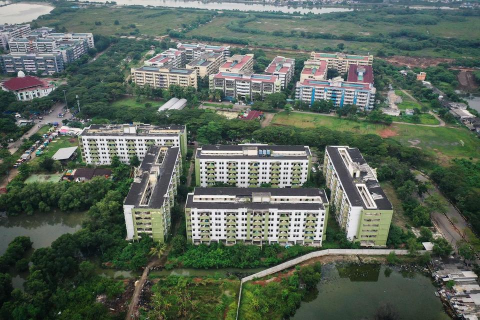 Foto udara kondisi rumah susun sederhana sewa Marunda Blok C yang terbengkalai di Cilincing, Jakarta, Senin (26/5/2025). Pemprov DKI Jakarta berencana membangun dua rumah susun di Jakarta Utara dan merevitalisasi Rumah Susun Marunda untuk menyediakan huni