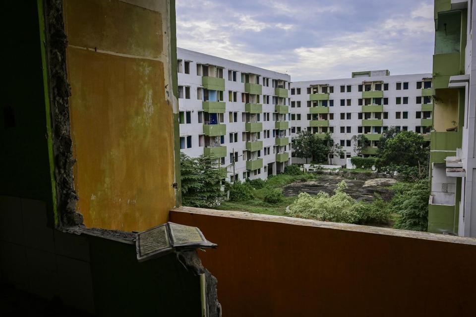 Kondisi rumah susun sederhana sewa Marunda Blok C yang terbengkalai di Cilincing, Jakarta, Senin (26/5/2025). Pemprov DKI Jakarta berencana membangun dua rumah susun di Jakarta Utara dan merevitalisasi Rumah Susun Marunda untuk menyediakan hunian layak ba