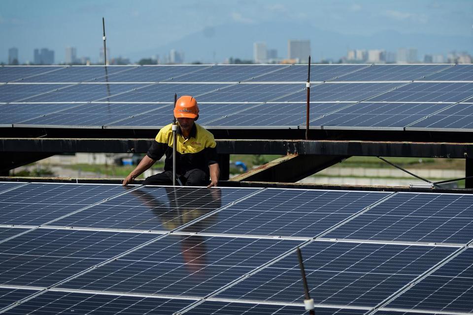 Pekerja memeriksa Pembangkit Listrik Tenaga Surya (PLTS) di Rusunawa Cipta Griya Kedaung, Kota Tangerang, Banten, Selasa (27/5/2025). Menteri Energi dan Sumber Daya Mineral Bahlil Lahadalia menargetkan penambahan kapasitas pembangkit listrik hingga 69,5 g