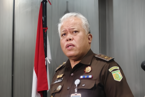 Kepala Pusat Penerangan Hukum (Kapuspenkum) Kejaksaan Agung Harli Siregar berbicara dengan awak media di Gedung Kejaksaan Agung, Jakarta, Senin (26/5/