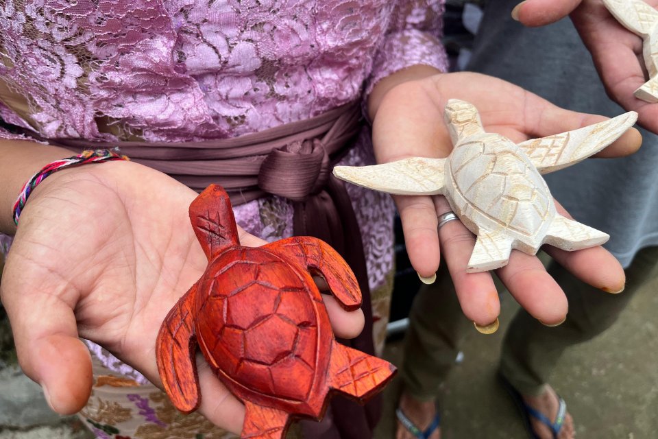 Patung penyu dari kayu buatan Ni Made Suhendri atau Bu Jero yang berhasil tembus pasar internasional. 