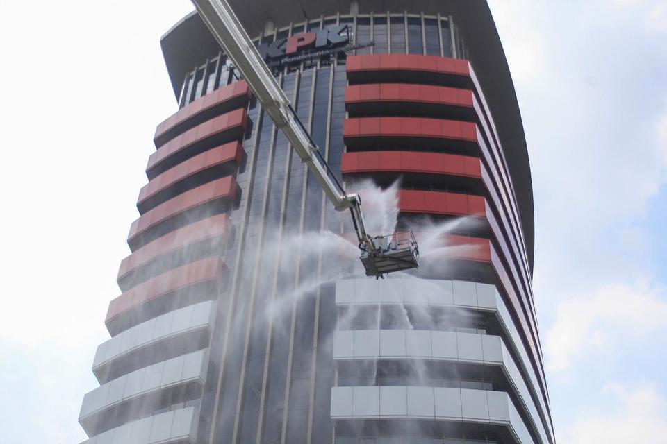 Sejumlah petugas Damkar DKI Jakarta melakukan simulasi pemadaman kebakaran di Gedung Merah Putih KPK, Jakarta, Rabu (28/5/2025).