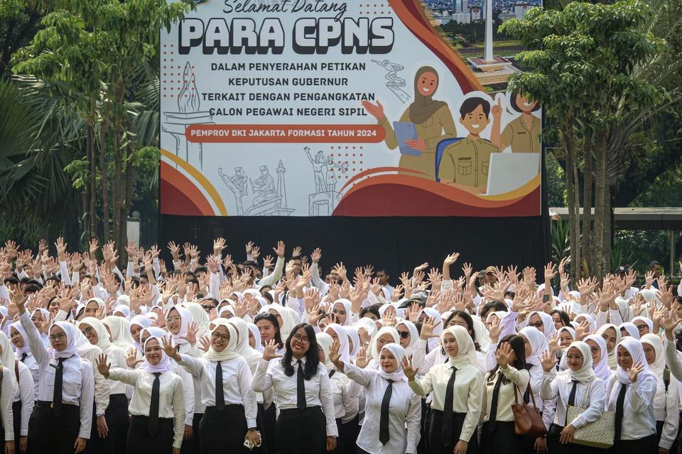 Sejumlah CPNS mengikuti acara penyerahan SK CPNS di halaman Balai Kota DKI Jakarta, Jakarta Pusat, Rabu (28/5/2025). Pemerintah Provinsi DKI Jakarta menyerahkan SK pengangkatan CPNS kepada 3.369 CPNS dari formasi umum, 35 CPNS formasi lulusan terbaik sert