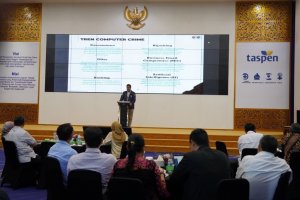 Dewan Komisaris dan Direksi PT TASPEN, AKBP I Putu Bayu Pati sedang memberikan paparan dalam kegiatan Sosialisasi Upaya Pencegahan Penipuan yang Menga
