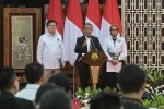 Menteri ESDM Bahlil Lahadalia (tengah), Direktur Jenderal Ketenagalistrikan Kementerian ESDM Jisman P. Hutajulu (kiri) dan Direktur Jenderal Energi Ba
