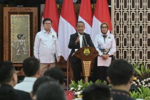 Menteri ESDM Bahlil Lahadalia (tengah), Direktur Jenderal Ketenagalistrikan Kementerian ESDM Jisman P. Hutajulu (kiri) dan Direktur Jenderal Energi Ba