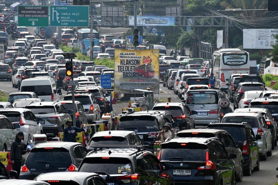 Sejumlah kendaraan memadati jalur wisata Puncak, Bogor saat diberlakukan sistem satu arah (one way) di Simpang Gadog, Kabupaten Bogor, Jawa Barat, Kamis (29/5/2025).