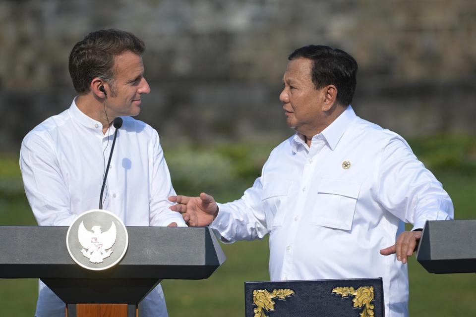 Presiden Prabowo Subianto (kanan) dan Presiden Prancis Emmanuel Macron (kiri) berbincang di sela konferensi pers usai kunjungan di Candi Borobudur, Kabupaten Magelang, Jawa Tengah, Kamis (29/5/2025). Dalam kunjungan di candi yang dibangun pada 750-850 Mas