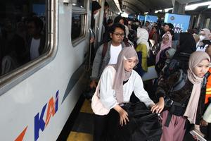 Mobilitas penumpang kereta di Stasiun Malang