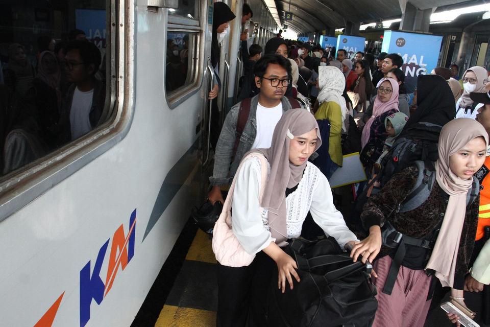 Penumpang berjalan menuju pintu gerbong kereta api di Stasiun Malang, Jawa Timur, Kamis (29/5/2025).