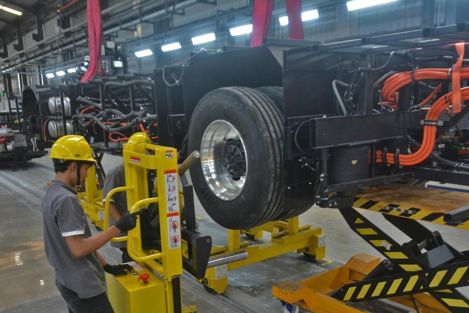 Pekerja merakit kendaraan listrik jenis bus di pabrik PT VKTR Sakti Industries Tempuran, Magelang, Jawa Tengah, Kamis (29/5/2025). Pabrik tersebut memproduksi kendaraan listrik komersial berbasis Completely Knocked Down (CKD) pertama di Indonesia yang dir