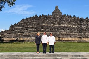 Presiden Prabowo Subianto, Presiden Prancis Emmanuel Macron, dan Brigitte Macron berfoto di Candi Borobudur.