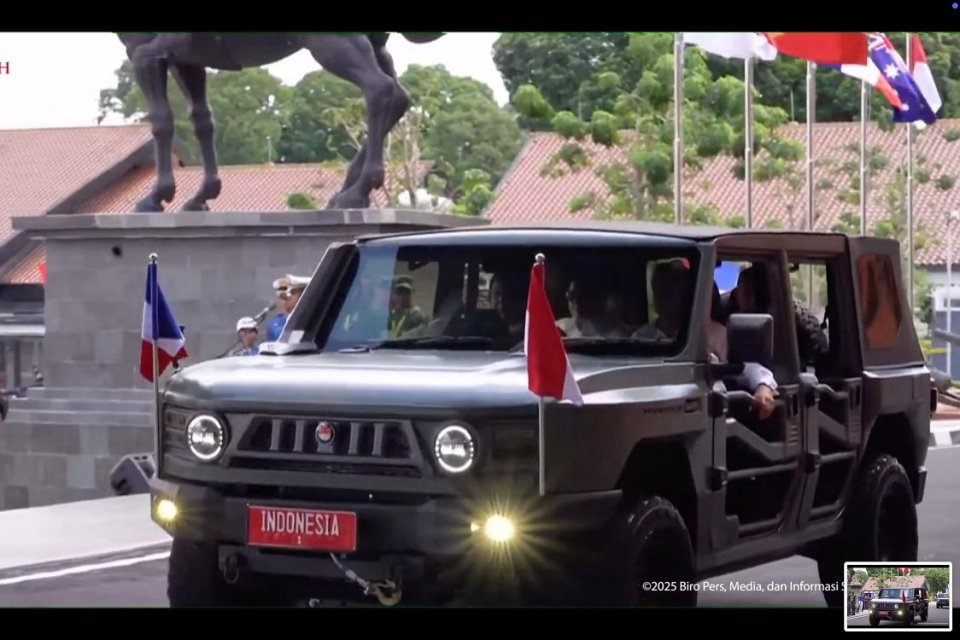 Presiden Prabowo Subianto dan Presiden Prancis Emmanuel Macron berkeliling Akmil, Magelang, Jawa Tengah, Kamis (29/5( dengan mobil Maung. Foto: Youtube/Sekretariat Presiden