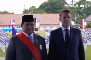 Presiden Prabowo Subianto usai mendapatkan gelar kehormatan Pemerintah Prancis yang diberikan Presiden Prancis Emmanuel Macron.